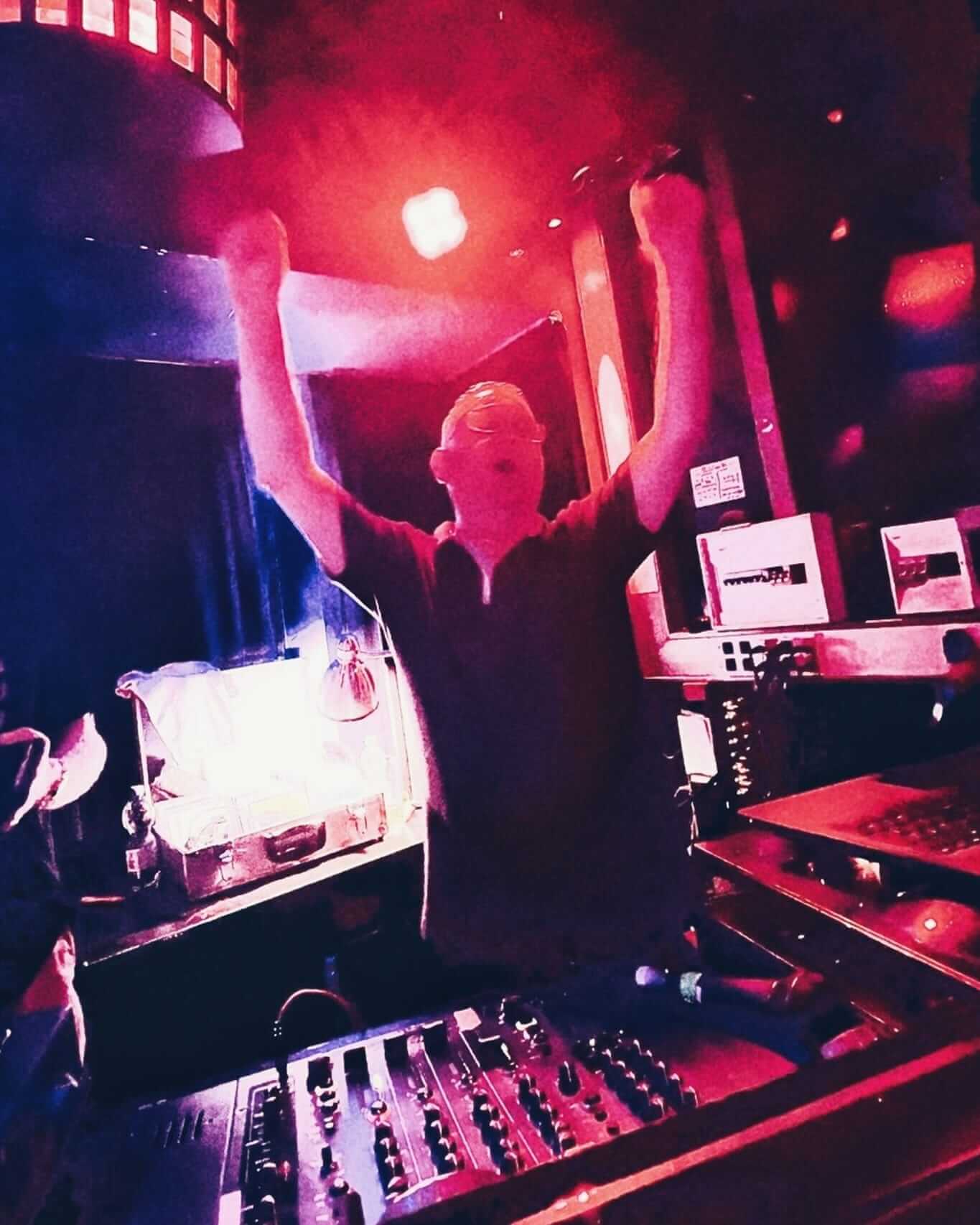 Partybild mit DJ